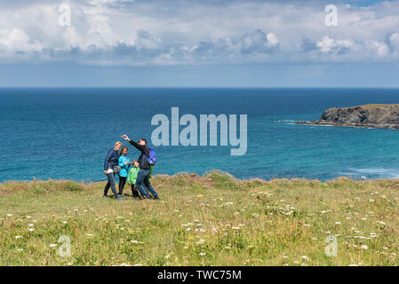 Eine Familie von Urlaubern ein selfie mit einem Mobiltelefon auf die Küste von North Cornwall. Stockfoto