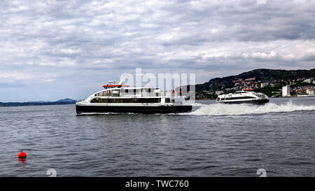 Fahrgast Katamarane Ekspressen und Fjordkatt. Hafen von Bergen, Norwegen. Stockfoto