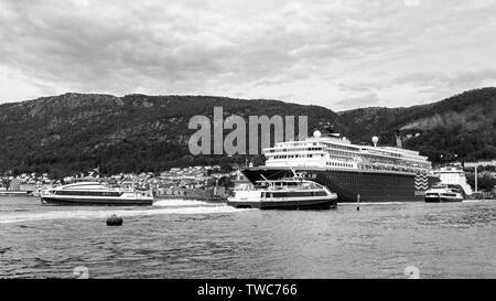 Drei Fahrgast Katamarane Froya, Ekspressen und Njord. Kreuzfahrtschiff Zenith (gebaut 1992) im Hafen von Bergen, Norwegen. Stockfoto