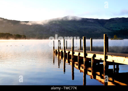 Derwent Water, Cumbria, Großbritannien. Juni 10, 2019. Der Morgennebel und Reflexionen über den Derwent Water an Keswick in Cumbria, Großbritannien. Stockfoto