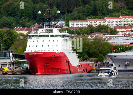 Offshore AHTS Anchor Handling Tug Supply Vessel Siem Ruby an Skoltegrunnskaien Kais im Hafen von Bergen, Norwegen. Stockfoto