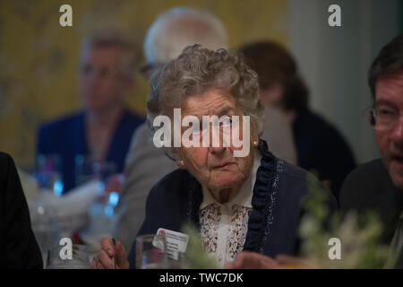 UNITED STATES - Juni 5, 2017: Eeda Dennis Gespräche mit Gast während einer privaten Mittagessen an der Marshall House während der Feier der 70th Annivers Stockfoto