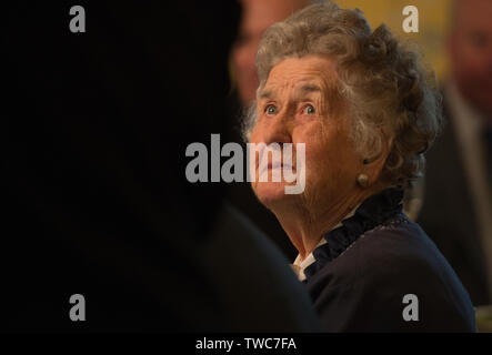 UNITED STATES - Juni 5, 2017: Eeda Dennis Gespräche mit Gast während einer privaten Mittagessen an der Marshall House während der Feier der 70th Annivers Stockfoto