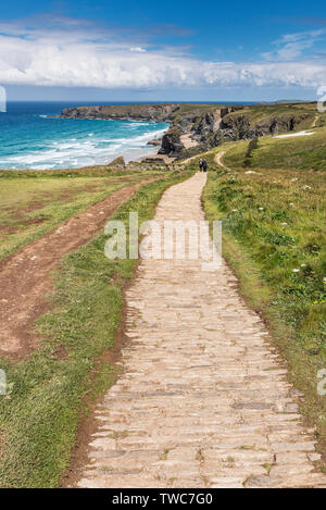 Ein Fußweg hinunter auf die robuste, spektakuläre Bedruthan Steps auf der nördlichen Küste von Cornwall. Stockfoto
