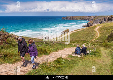 Wanderer auf dem South West Coast Path an der robusten, spektakulären Küstenlinie bei Carnewas und Bedruthan Steps auf der nördlichen Küste von Cornwall.