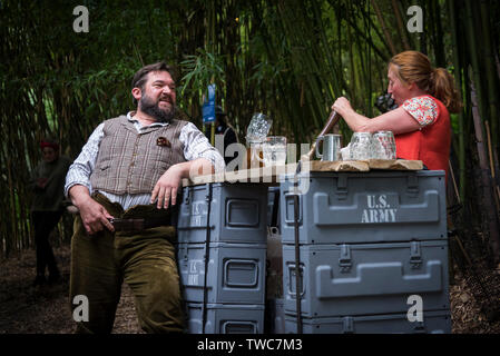 Schauspieler Rory Wilton und Bec Applebee Durchführung in einer Szene aus dem Theaterstück genannten Operation Neptun auf dem Gelände der Trebah Garden in Mais Stockfoto