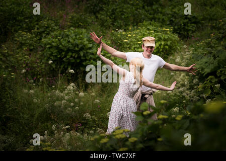Junge Darsteller tanzen in einer Szene aus dem Theaterstück genannten Operation Neptun auf dem Gelände der Trebah Garten in Cornwall. Die open air Pr Stockfoto