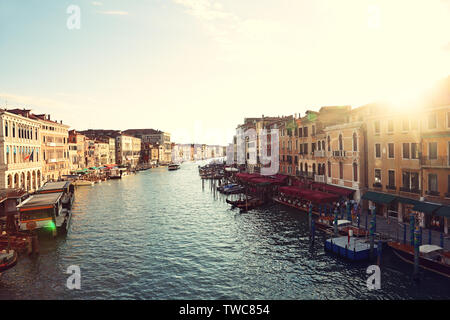 Grand Canal, Venice, Italien, namens Canal Grande in Italienisch, als von der Rialto Brücke aus gesehen. Schöne Sicht auf den Sonnenuntergang über der venezianischen Sehenswürdigkeiten Fluss. Stockfoto