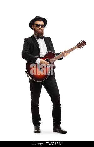 In voller Länge Porträt einer fröhlichen Musiker spielen eine akustische Gitarre auf weißem Hintergrund Stockfoto
