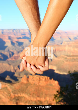 Paar Hände halten Gesund Wandern, Grand Canyon. In der Nähe der jugendlichen Liebhaber auf Wanderung genießen Aussicht und Romantik. Frau und Mann Wanderer. Stockfoto