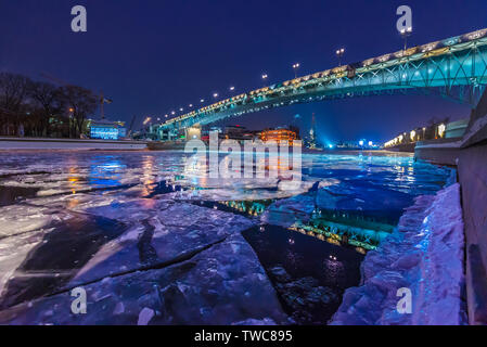 Moskau, Russland. Patriarchalische Brücke aus der Kathedrale von Christus, dem Erlöser, über den Fluss in einer Winternacht. Berühmte Christliche Sehenswürdigkeiten in Russland. Stockfoto