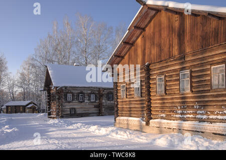 Alte Häuser im Dorf frosty schneereiche Winter anmelden Stockfoto