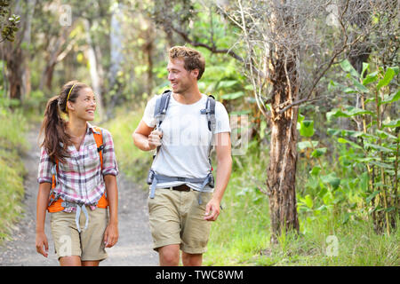 Wanderer Wandern Leute, die gerne im Wald. Wanderer paar Lachen und Lächeln. Interracial Paare, Kaukasier Mann und die asiatische Frau auf Big Island, Hawaii, USA. Stockfoto