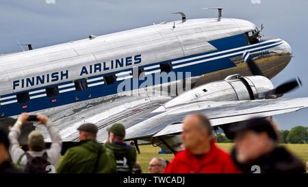 Finnische Airlines DC-3 Dakota am Daks über der Normandie Airshow Duxford zum Gedenken an den 75. Jahrestag des D-Day am 4. Juni 2019 Stockfoto