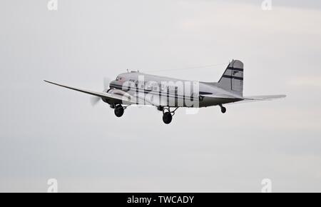 PanAm Douglas C-47B (N 877 MG) fliegen am Daks über der Normandie Airshow im Imperial War Museum, Duxford am 4. Juni 2019 Stockfoto