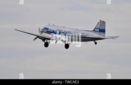 Finnische Airlines DC-3 Dakota am Daks über der Normandie Airshow Duxford zum Gedenken an den 75. Jahrestag des D-Day am 4. Juni 2019 Stockfoto