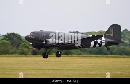 Douglas C-47 "Placid Lassie" an der 2019 Daks über der Normandie Airshow am 4. Juni 2019 zum Gedenken an den 75. Jahrestag des D-Day Stockfoto