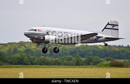 PanAm Douglas C-47B (N 877 MG) fliegen am Daks über der Normandie Airshow im Imperial War Museum, Duxford am 4. Juni 2019 Stockfoto