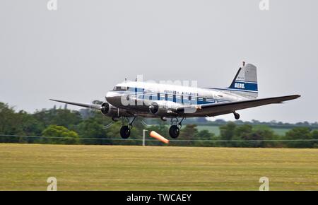 Finnische Airlines DC-3 Dakota am Daks über der Normandie Airshow Duxford zum Gedenken an den 75. Jahrestag des D-Day am 4. Juni 2019 Stockfoto