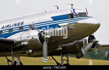 Finnische Airlines DC-3 Dakota am Daks über der Normandie Airshow Duxford zum Gedenken an den 75. Jahrestag des D-Day am 4. Juni 2019 Stockfoto