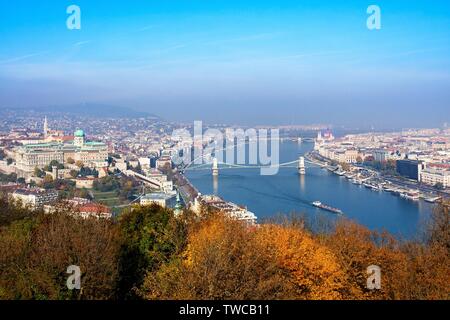 Budapest, Ungarn - 6. November 2015: Ufer der Donau von Gellert Hill. Budapest, Ungarn Stockfoto