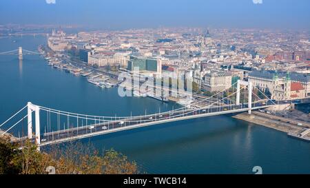 Budapest, Ungarn - 6. November 2015: Ufer der Donau von Gellert Hill. Budapest, Ungarn Stockfoto