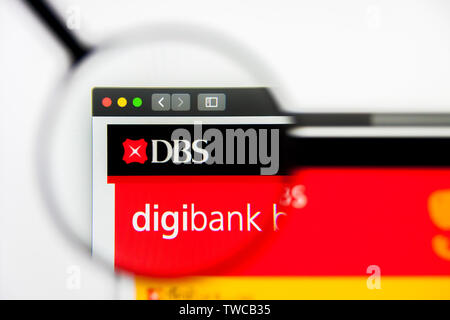 New York, New York State, USA - 19. Juni 2019: Illustrative Editorial von DBS Bank Website Homepage. DBS Bank Logo auf dem Bildschirm sichtbar. Stockfoto