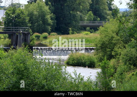 Der kleine Fluss Zschopau in Frankenberg in Sachsen Stockfoto