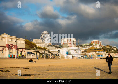 Die Promenade und den Strand von Bournemouth entfernt, in einem schönen, warmen Herbstnachmittag Sonnenlicht gebadet, mit ein paar Leuten um. Dorset, Südküste von England, UK. Stockfoto