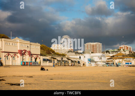 Die Promenade und den Strand von Bournemouth entfernt, in einem schönen, warmen Herbstnachmittag Sonnenlicht gebadet, mit ein paar Leuten um. Dorset, Südküste von England, UK. Stockfoto