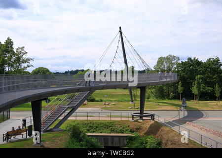 Seile aus Stahl der Schrägseilbrücke Fußgängerbrücke in Frankenberg in Sachsen, Deutschland Stockfoto