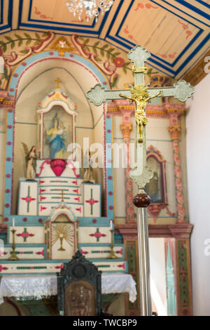 Der Altar im Inneren der Kathedrale Nossa Senhora da Vitoria (Kathedrale Unserer Lieben Frau von Victory), die älteste Kirche in Oeiras, Brasilien Stockfoto