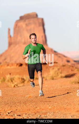 Trail Running Man. Männliche Läufer in Monument Valley schnell sprinten Training für den Erfolg. Fit Sport Fitness Muster in erstaunliche Landschaft Natur arbeiten. Arizona, Utah, USA. Stockfoto
