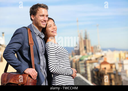 Gerne romantische Zweisamkeit Blick auf Barcelona. Lächelnd Liebhaber genießen Stadtbild mit berühmten Sehenswürdigkeiten. Stilvolle urban junger Mann und Frau auf Reisen in Katalonien, Spanien, Europa. Stockfoto