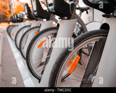 Fahrrad Räder mit orangefarbene Reflektoren auf dem Hintergrund der Blätter im Herbst Stockfoto