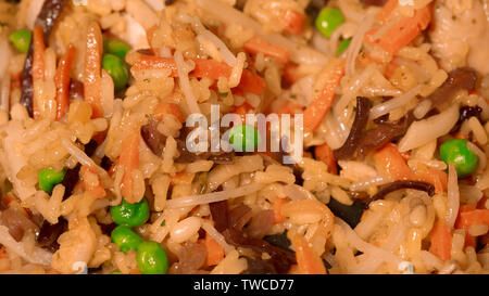 Huhn Gemüse Reis und Erbsen leckeres Gericht closeup Stockfoto