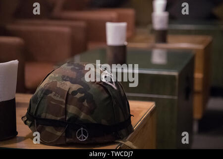 Der Soldat Helm auf den Tisch. Stockfoto