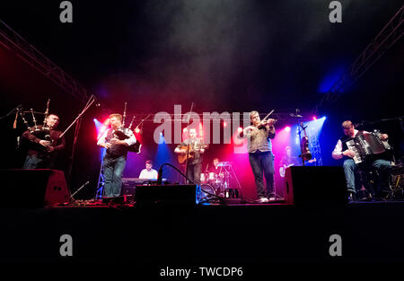 Keltische Musik Band Die Skipinnish live auf der Bühne am Gate Southwell Festival, 2019 Stockfoto