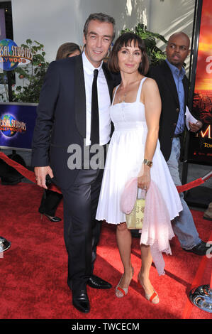 LOS ANGELES, Ca. Juli 27, 2008: John Hannah & Frau Joanna Roth bei der Premiere seines neuen Films "Die Mumie: Das Grabmal des Drachenkaisers" in den Universal Studios in Hollywood. © 2008 Paul Smith/Featureflash Stockfoto