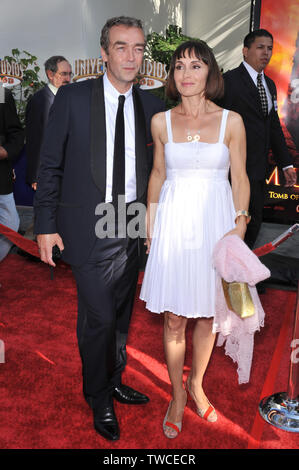 LOS ANGELES, Ca. Juli 27, 2008: John Hannah & Frau Joanna Roth bei der Premiere seines neuen Films "Die Mumie: Das Grabmal des Drachenkaisers" in den Universal Studios in Hollywood. © 2008 Paul Smith/Featureflash Stockfoto