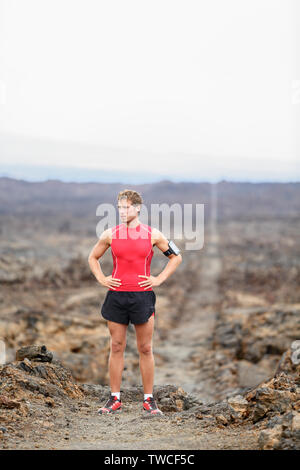 Laufender Mann - Porträt der männlichen Läufer Ausruhen nach querfeldein laufen auf der Spur. Fit schöner Athlet unter Pause stehend in beeindruckenden Vulkanlandschaft auf Big Island, Hawaii, USA. Stockfoto