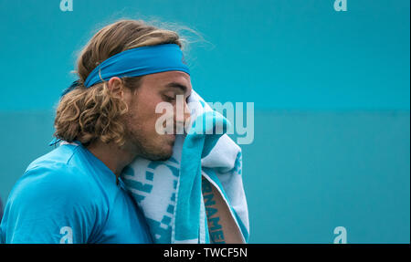 London, Großbritannien. Juni, 2019 19. Stefanos Tsitsipas von Griechenland in Tag 3 des Fever-Tree Tennis Meisterschaften 2019 im Queen's Club, London, England am 18. Juni 2019. Foto von Andy Rowland. Credit: PRiME Media Images/Alamy leben Nachrichten Stockfoto
