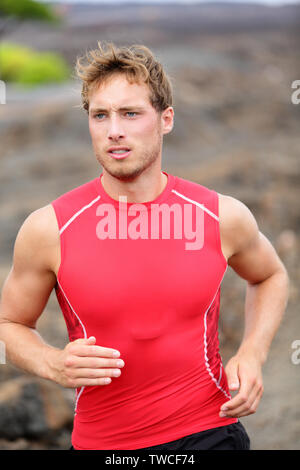 Laufen Mann - männliche Läufer Closeup. Sport Sportler Joggen Training außerhalb lebenden gesunden Lebensstil. Stockfoto