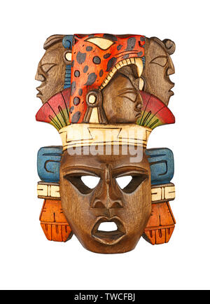 Schließen Sie eine aus Holz geschnitzte gemalt Traditionelle der Azteken oder der Maya indischen ethnischen souvenir Maske auf weißem Hintergrund, Low Angle Vorderansicht Stockfoto
