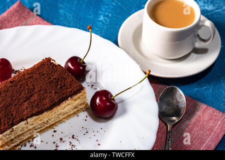 Feine, leichte tiramisu Kuchen und eine Tasse heißen Kaffee mit Milch Stockfoto