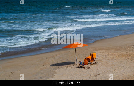 Zwei liegen und Sonnenschirm an einem tropischen Strand mit super Blick