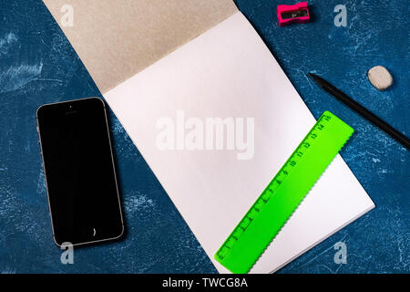 Zeichnung pad und Buntstifte auf blauem Hintergrund Stockfoto