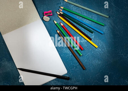 Zeichnung pad und Buntstifte auf blauem Hintergrund Stockfoto