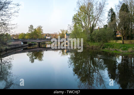 Die River Wansbeck in Morpeth mit Blick in Richtung Oldgate Brücke, im Frühling Stockfoto