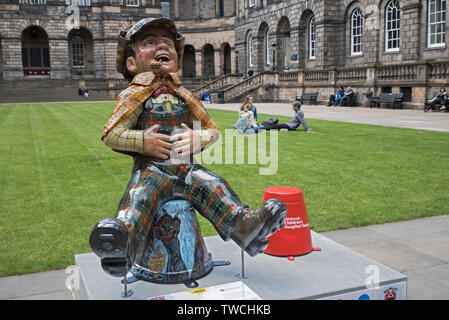 Oor Sherlock Holmes, einer von rund 200 individuelle Charaktere aus dem Broons, Teil der 2019 Oor Wullie grossen Wanne Trail. Edinburgh, Schottland. Stockfoto